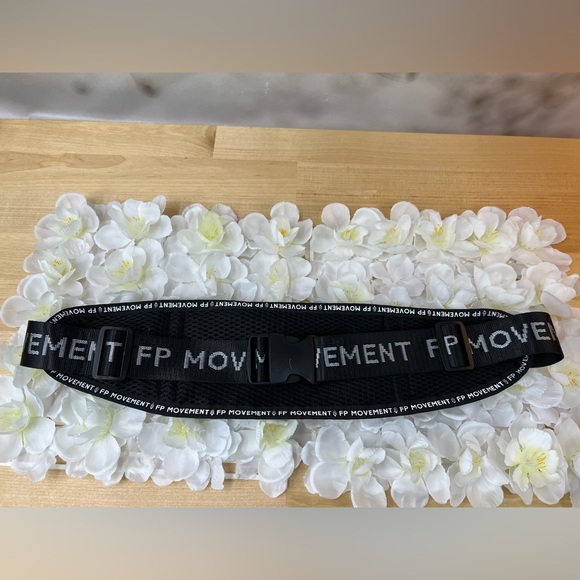 Free People NEW 3 Pocket Runner Belt Bag Olive & Black Waist Pack - Picture 6 of 7